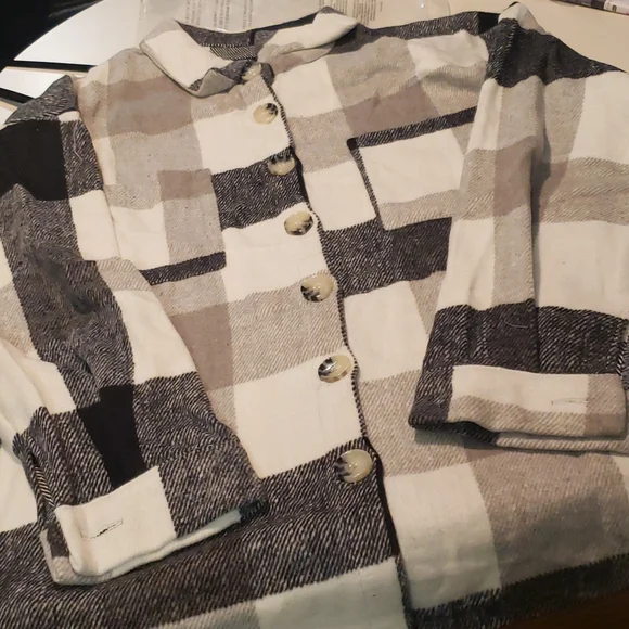 New boutique plaid shacket - Picture 5 of 8